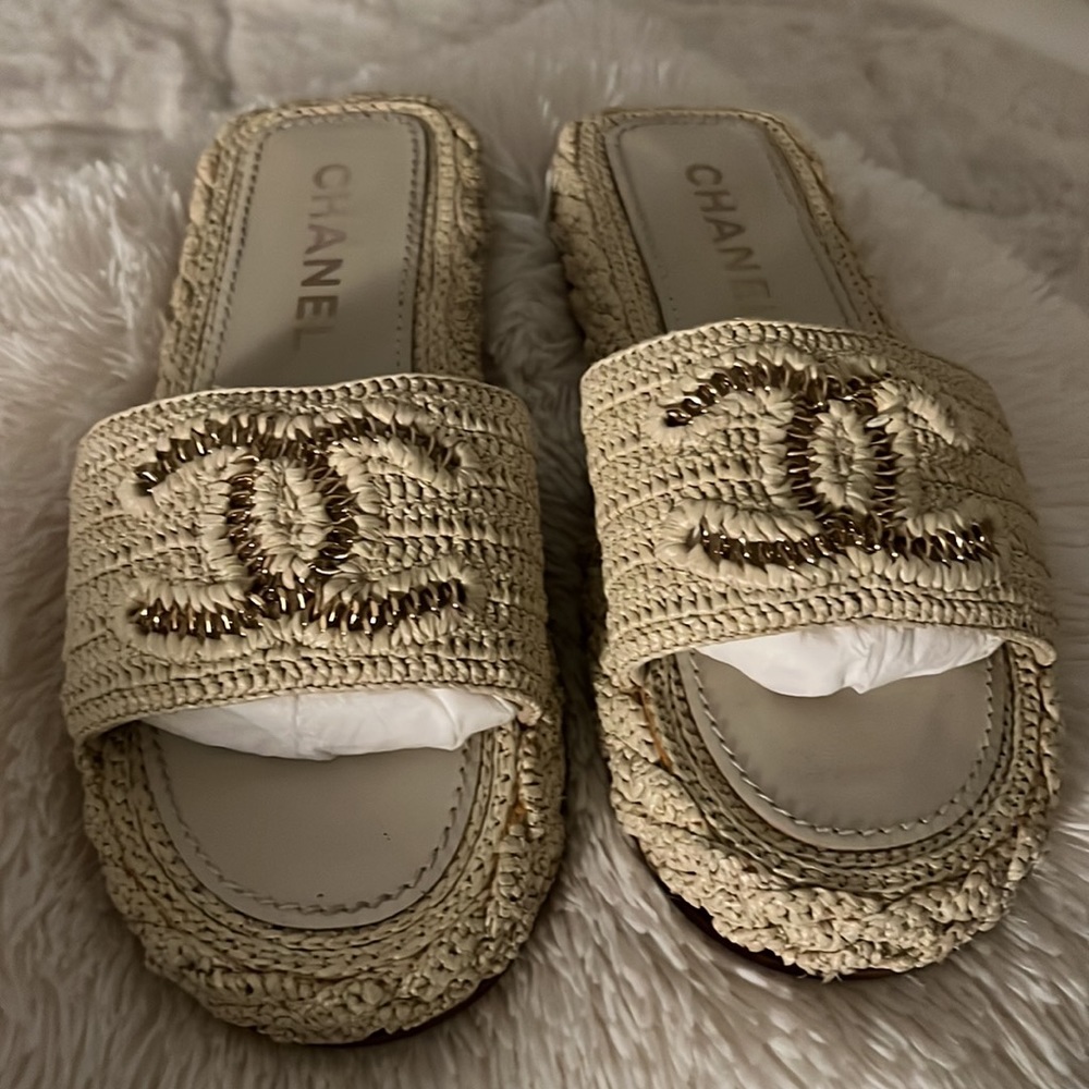 CHANEL
2021 Interlocking CC Logo Espadrilles
Size: 11 | IT 41